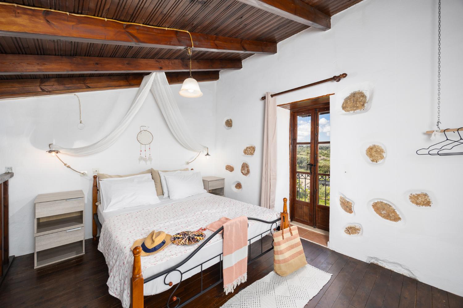 Bedroom with twin bed, double bed, en suite bathroom, and A/C