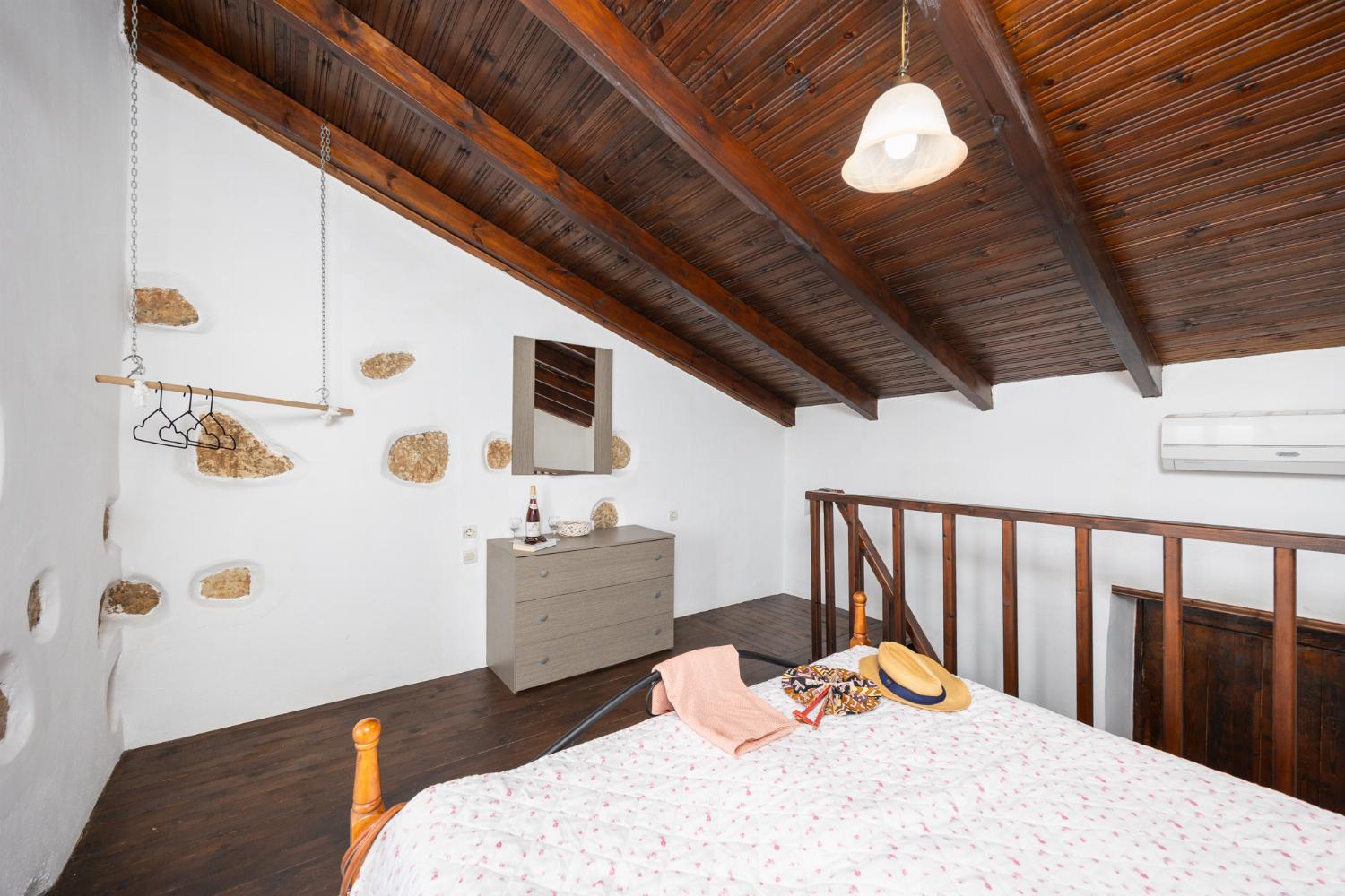 Bedroom with twin bed, double bed, en suite bathroom, and A/C