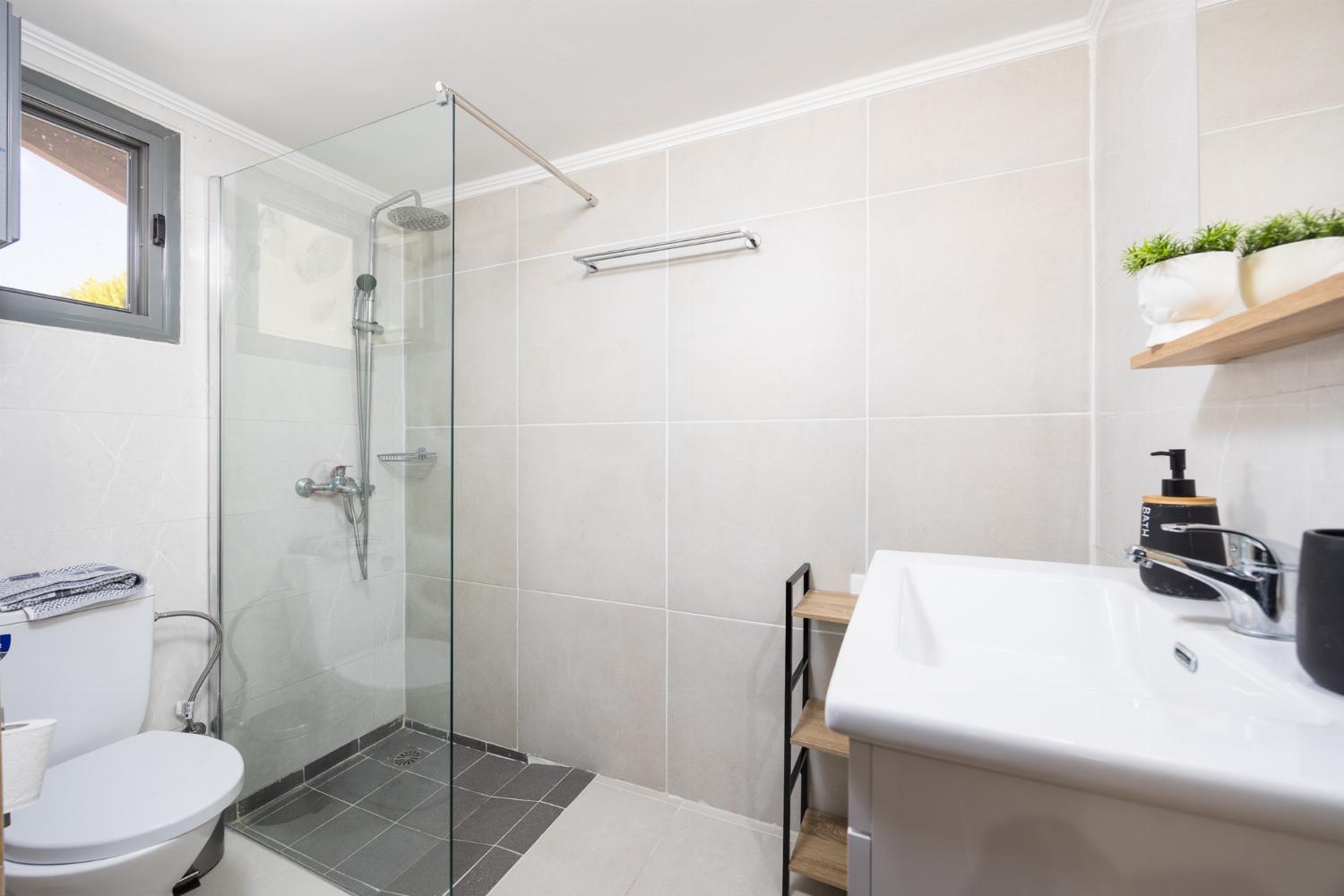 En suite bathroom with shower