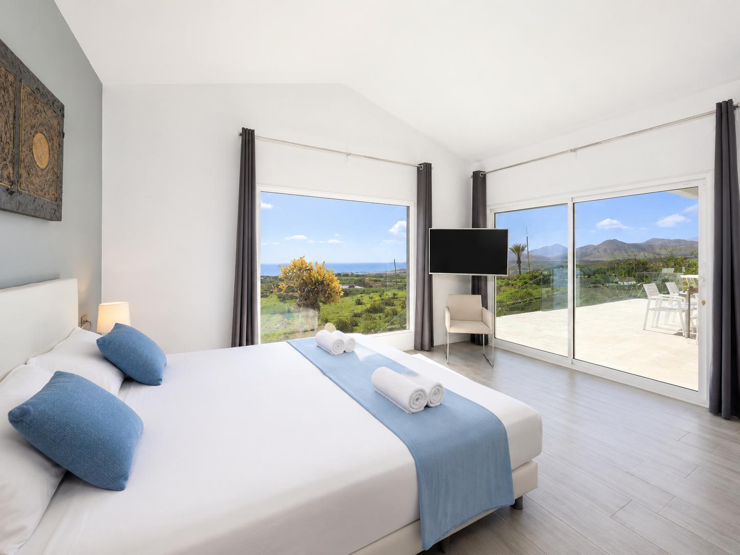 Twin bedroom with en suite bathroom, A/C, and sea views