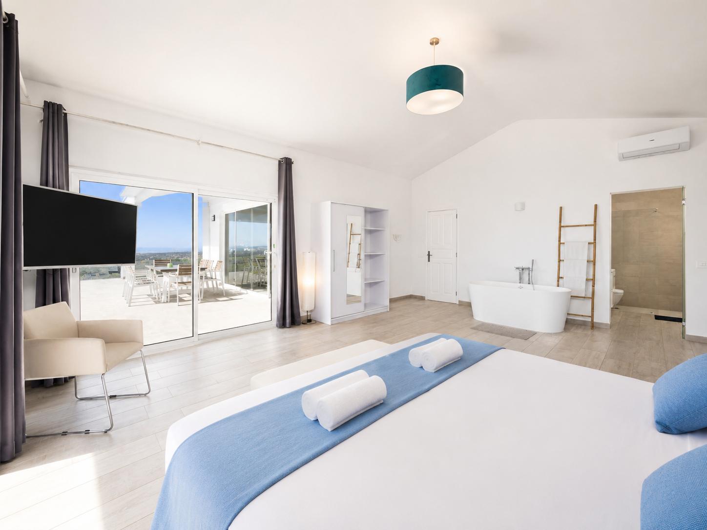 Twin bedroom with en suite bathroom, A/C, and sea views