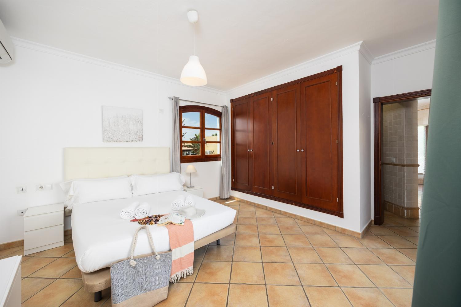 Double bedroom with en suite bathroom and A/C