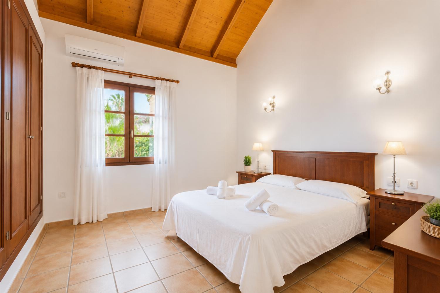 Double bedroom with en suite bathroom and A/C