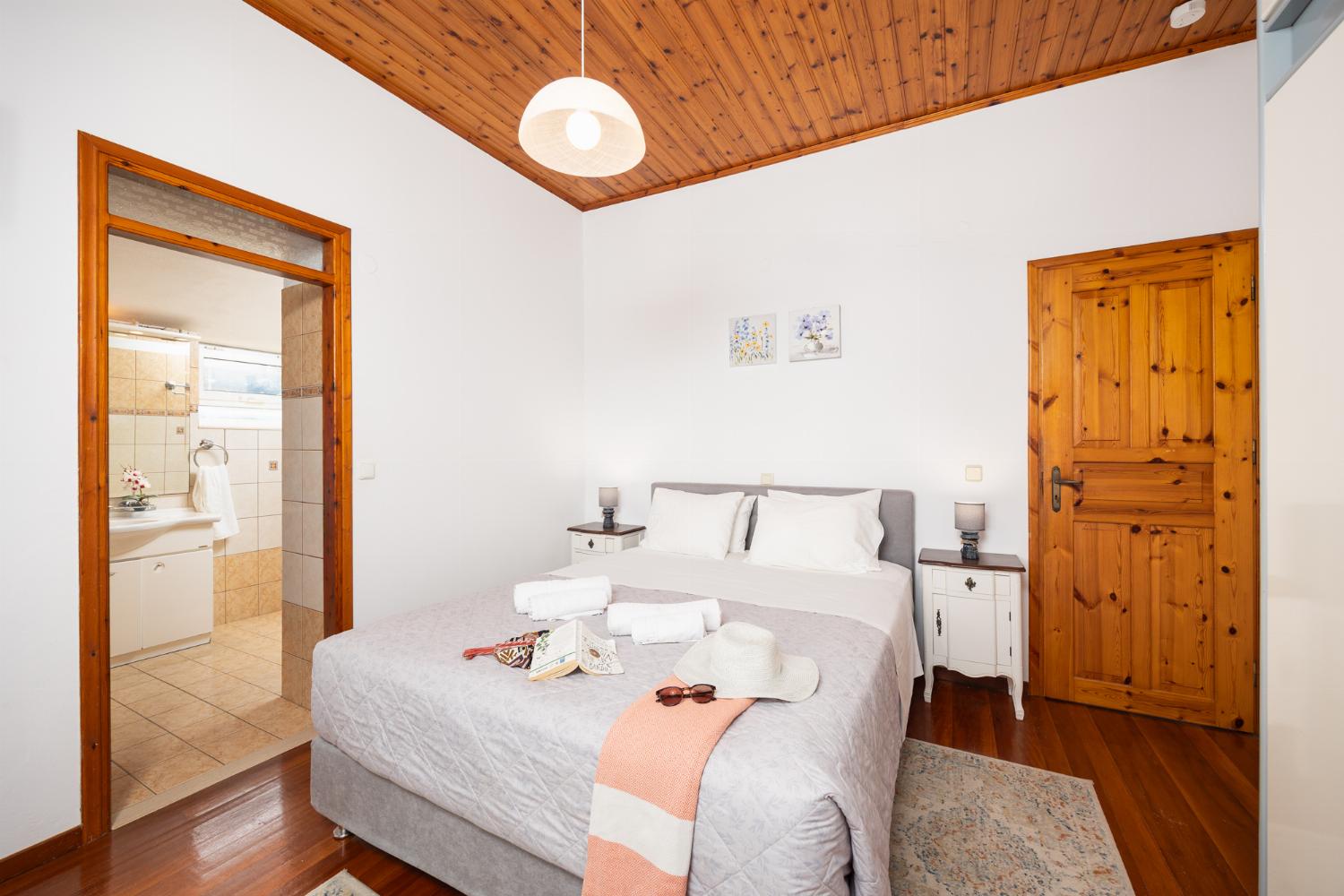 Double bedroom with en suite bathroom and A/C