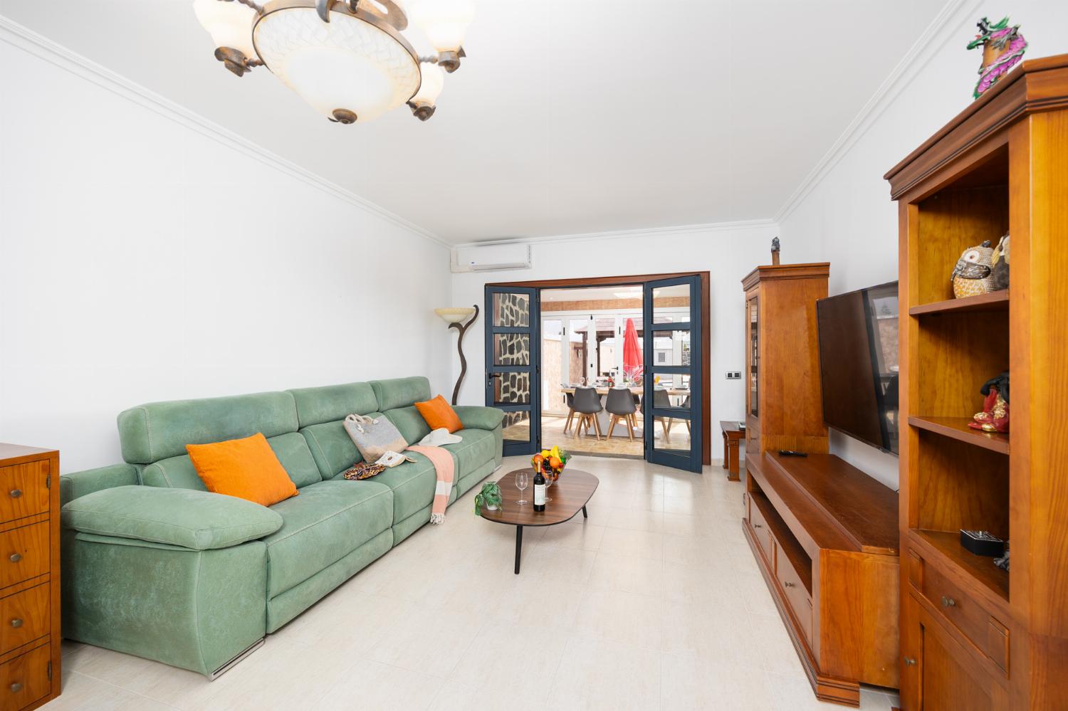 Living room with sofa, A/C, WiFi internet, and satellite TV
