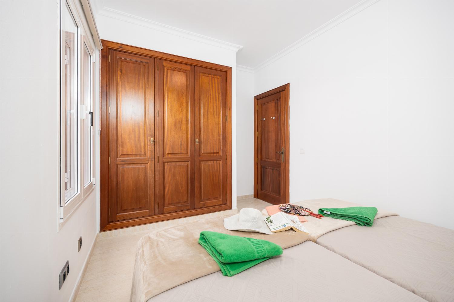 Twin bedroom with A/C