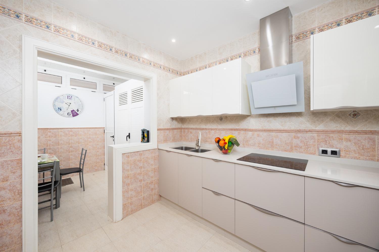 Equipped kitchen with dining area