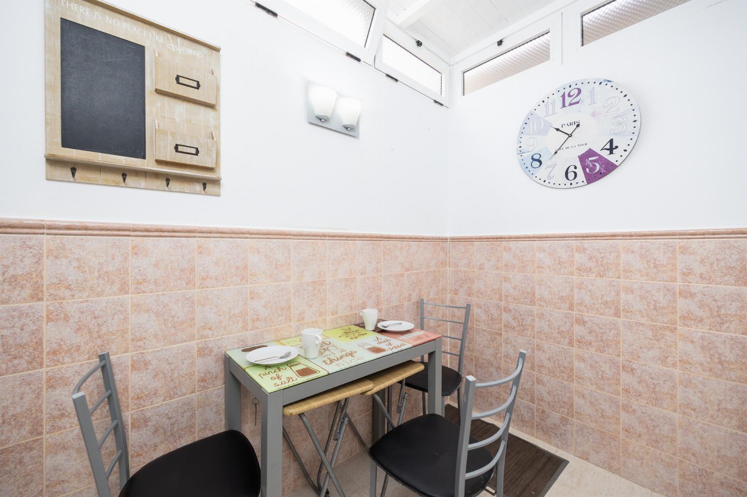 Equipped kitchen with dining area