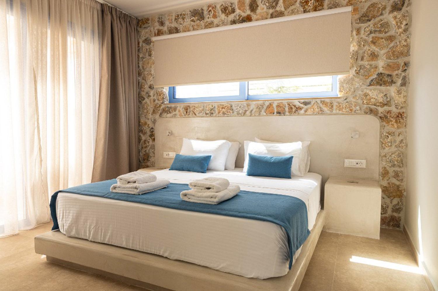 Double bedroom with en suite bathroom and A/C