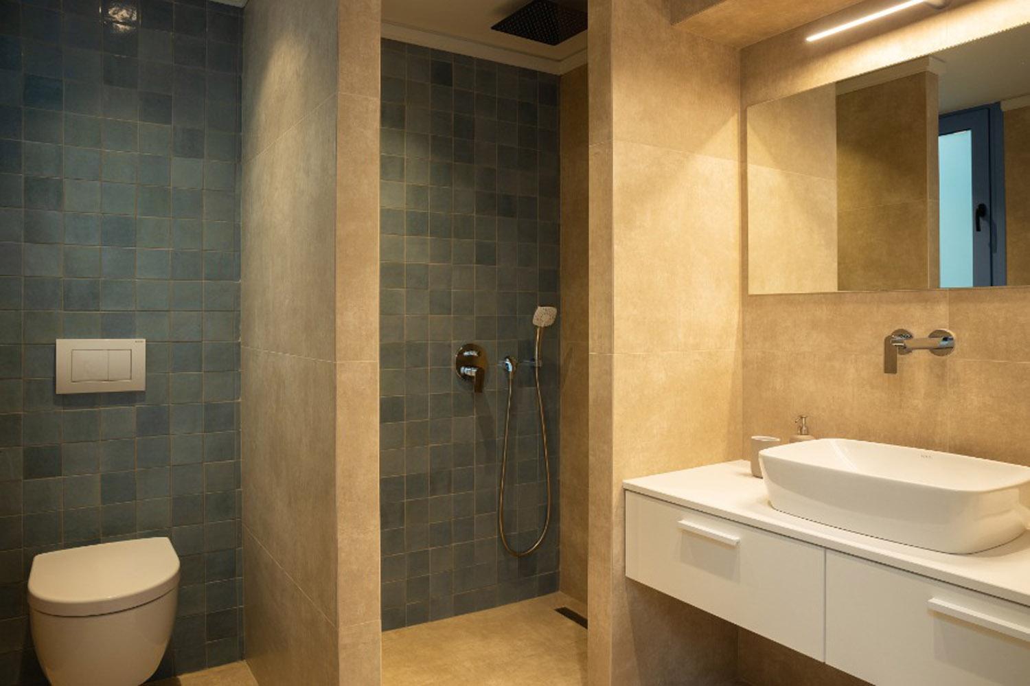 En suite bathroom with shower