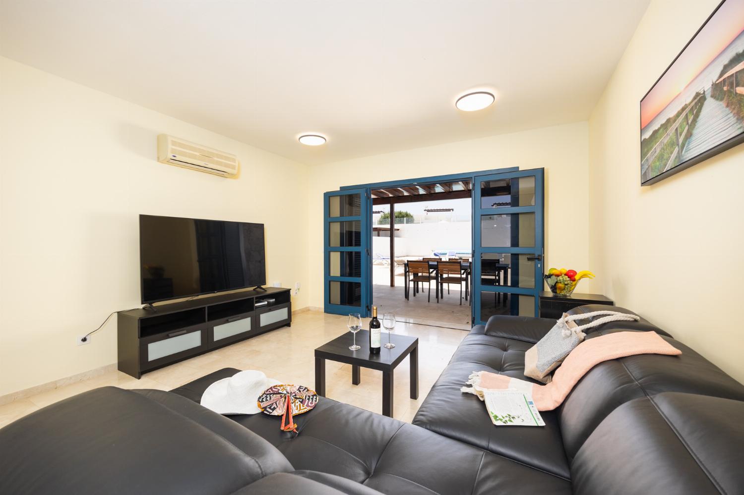 Living room with sofa, A/C, WiFi internet, and satellite TV