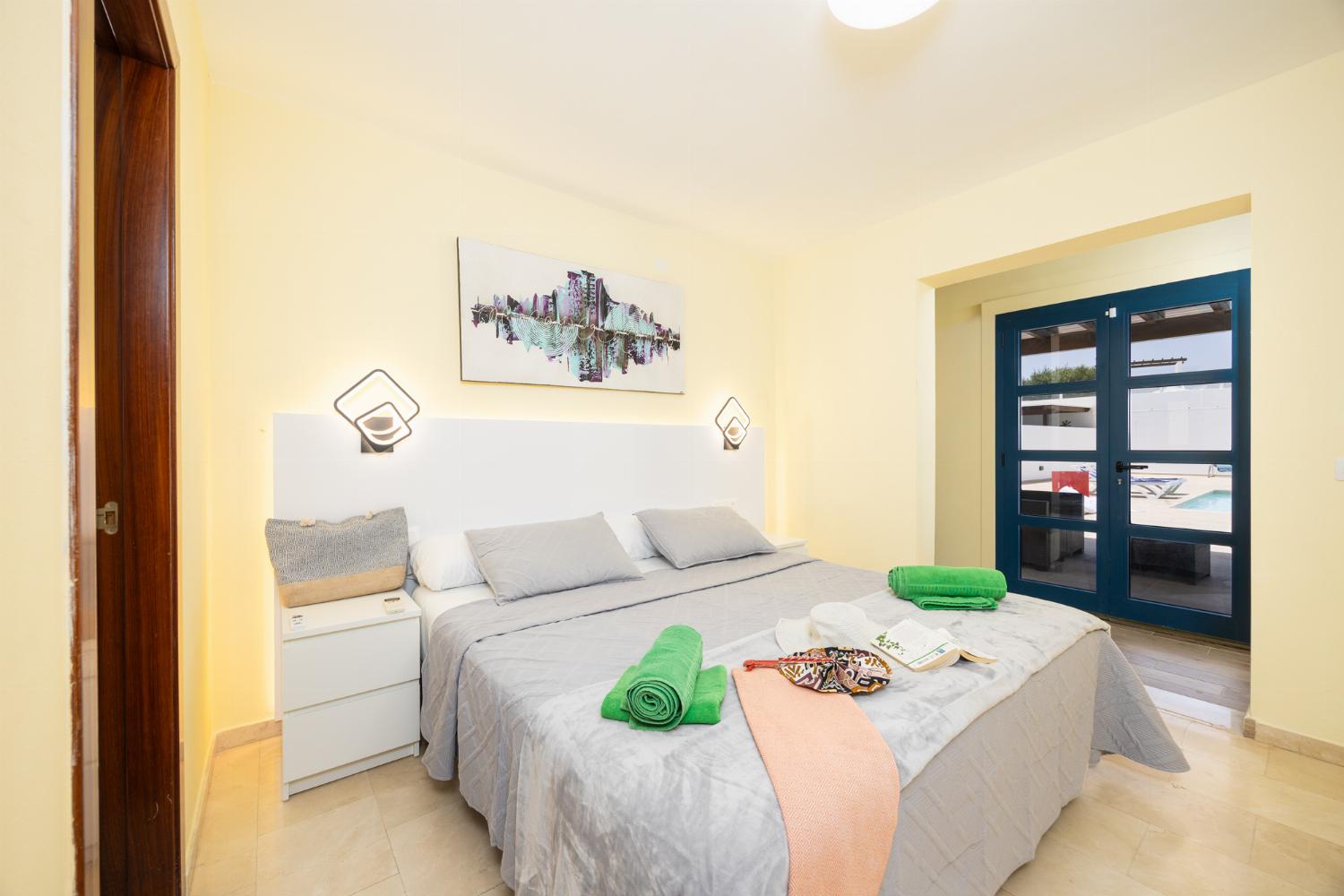 Double bedroom with en suite bathroom and A/C