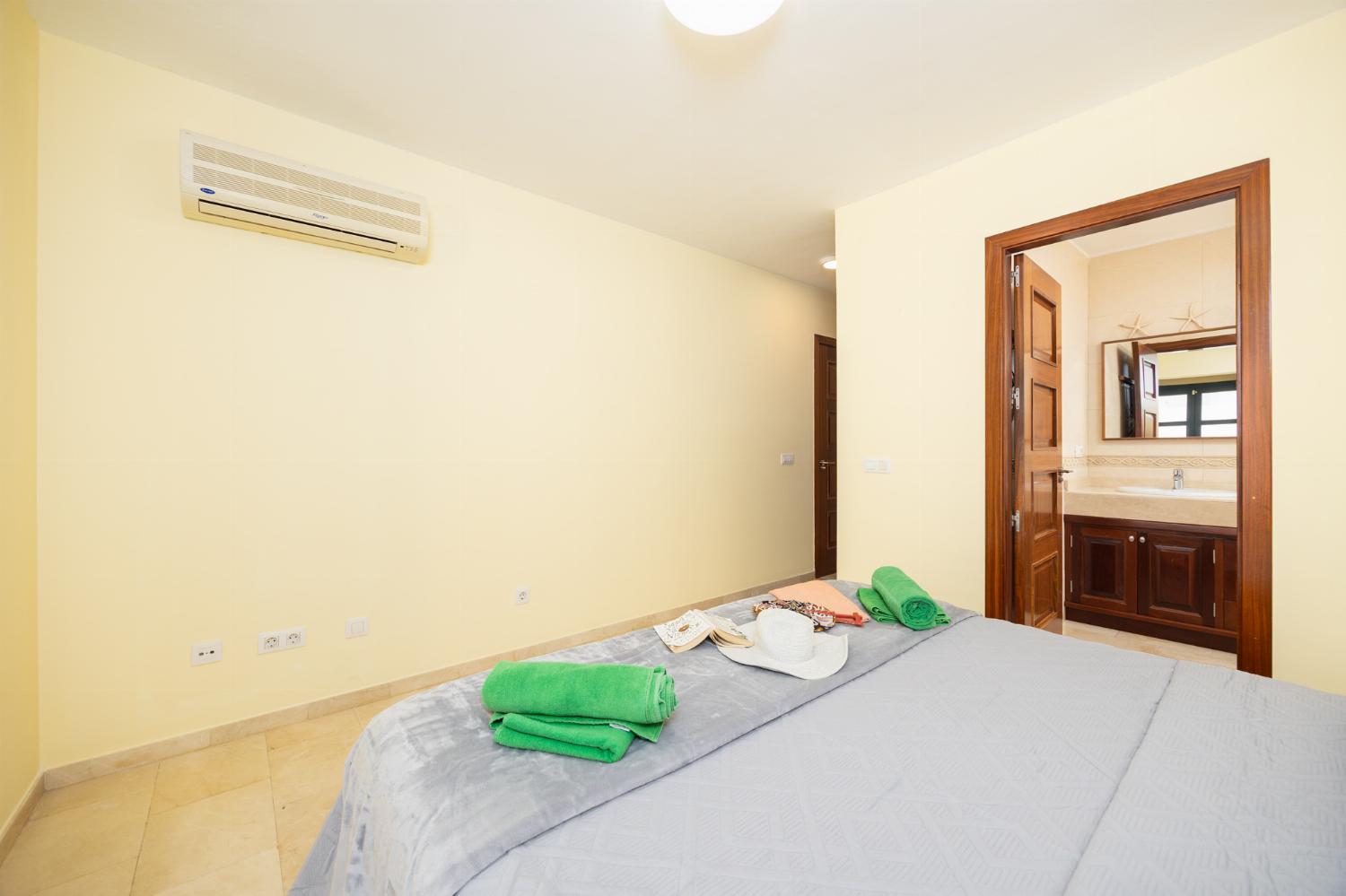 Double bedroom with en suite bathroom and A/C