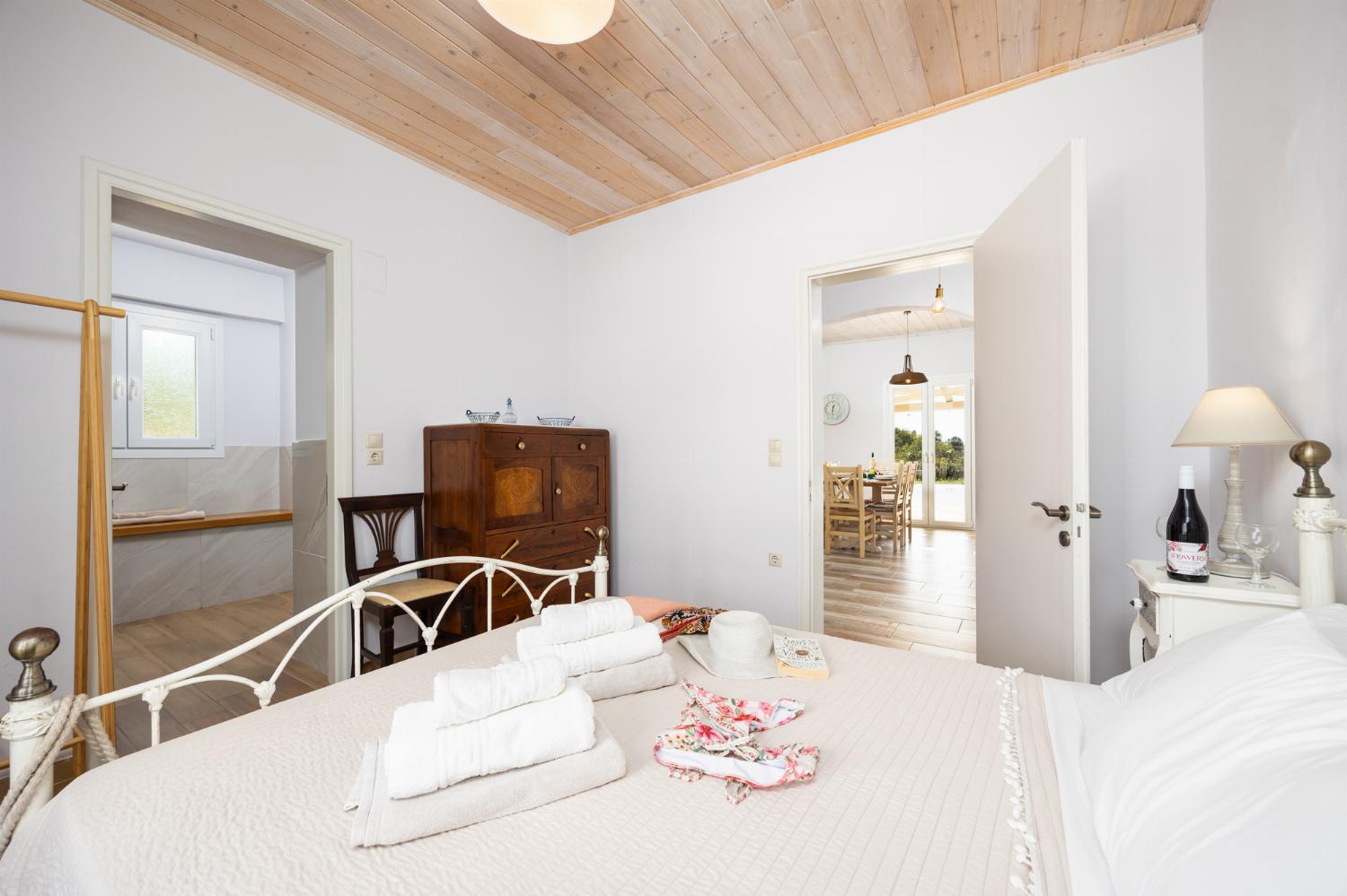 Double bedroom with en suite bathroom and A/C