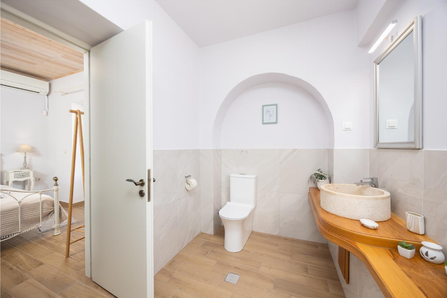 En suite bathroom with shower