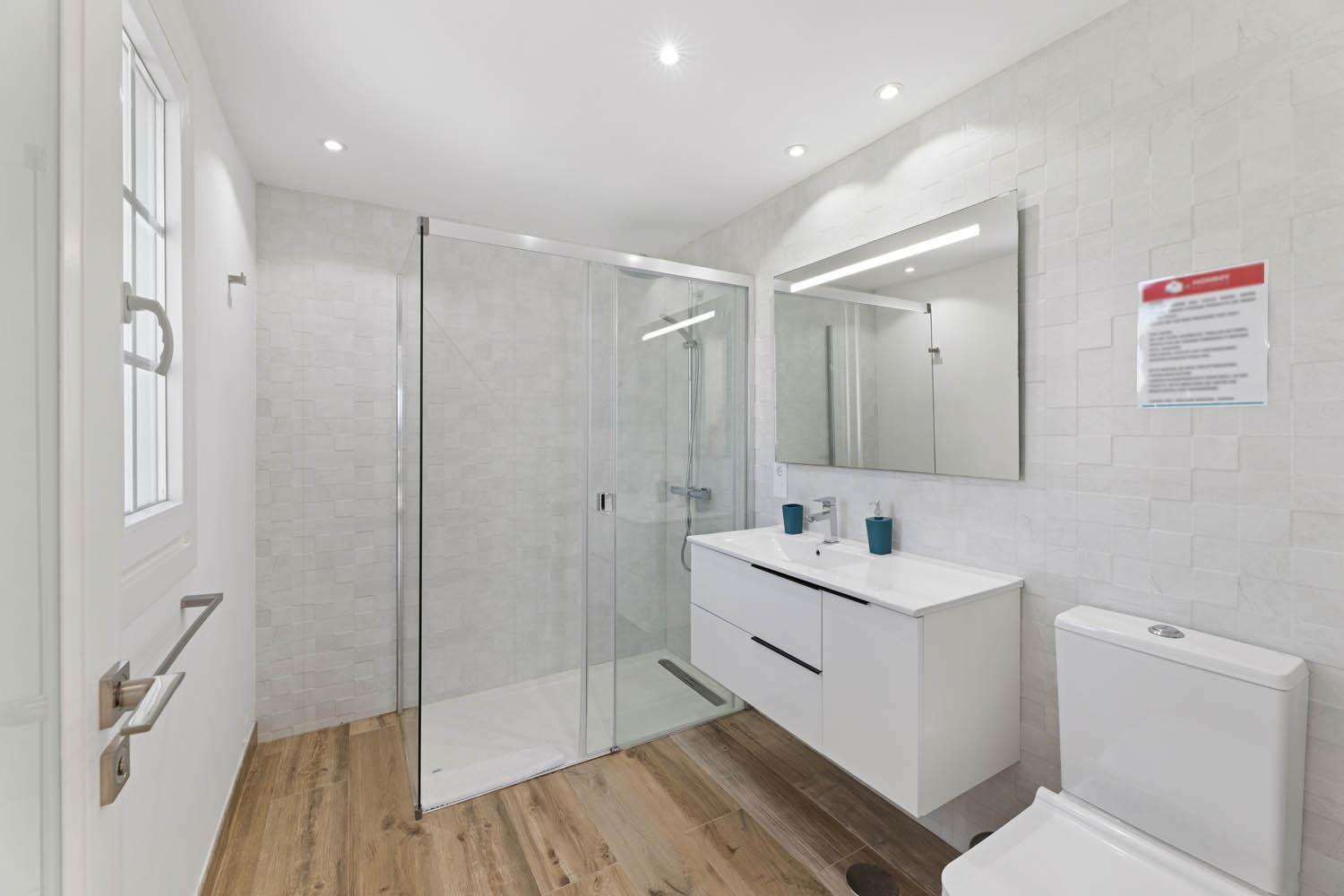 En suite bathroom with shower