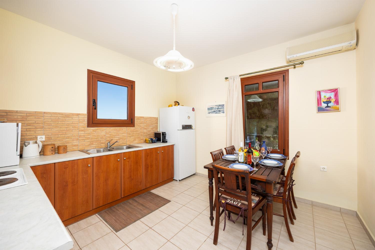Equipped kitchen with dining area