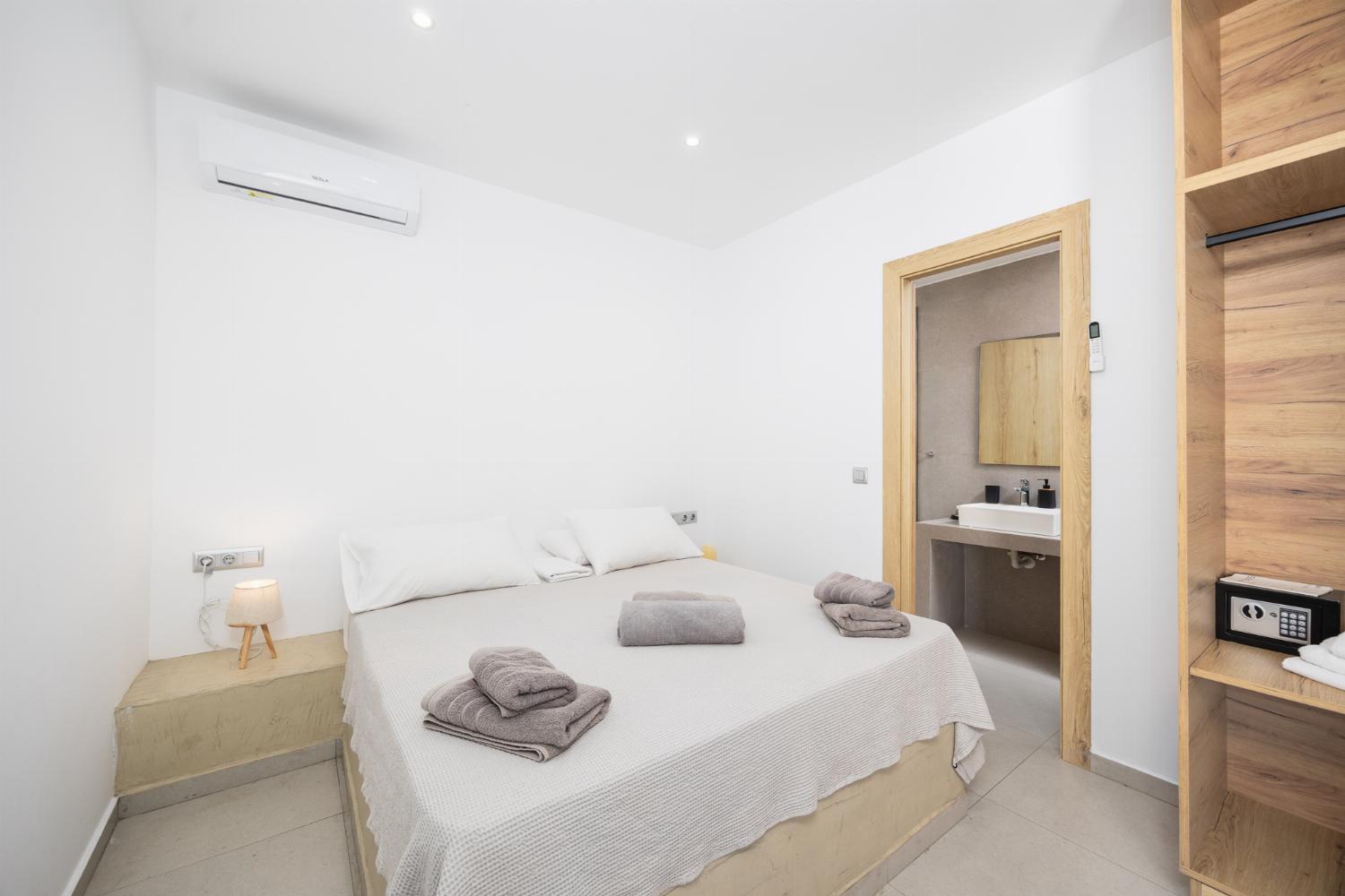 Double bedroom with en suite bathroom and A/C