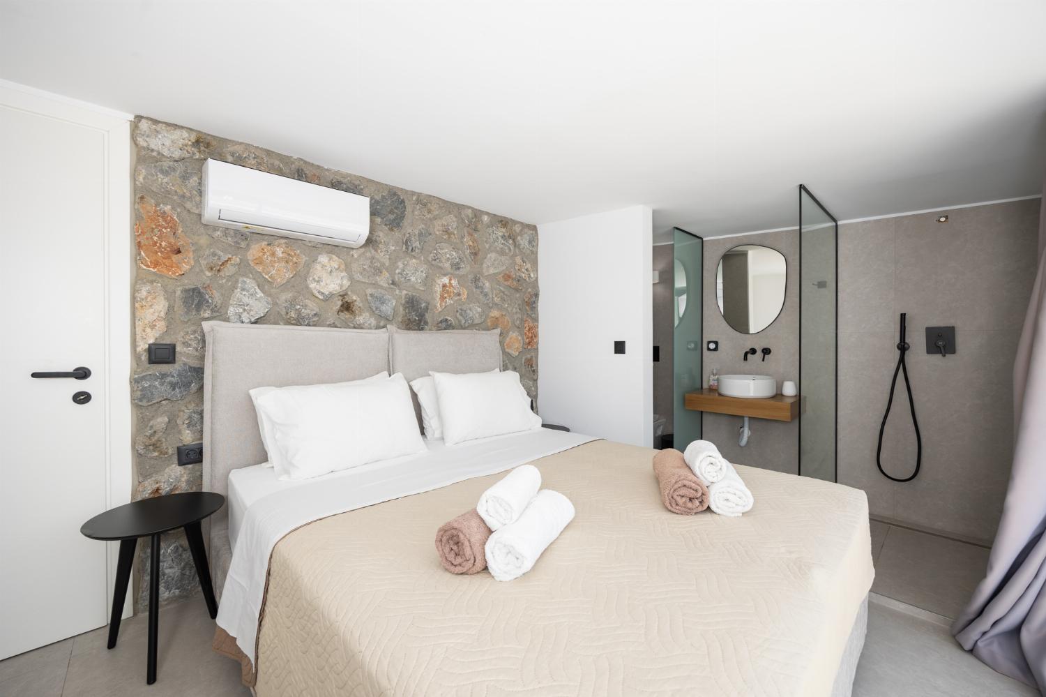 Double bedroom with en suite bathroom and A/C