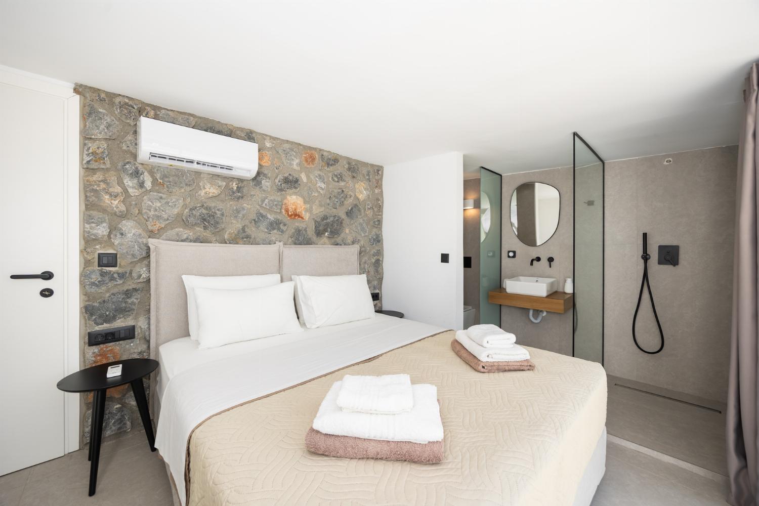 Double bedroom with en suite bathroom and A/C
