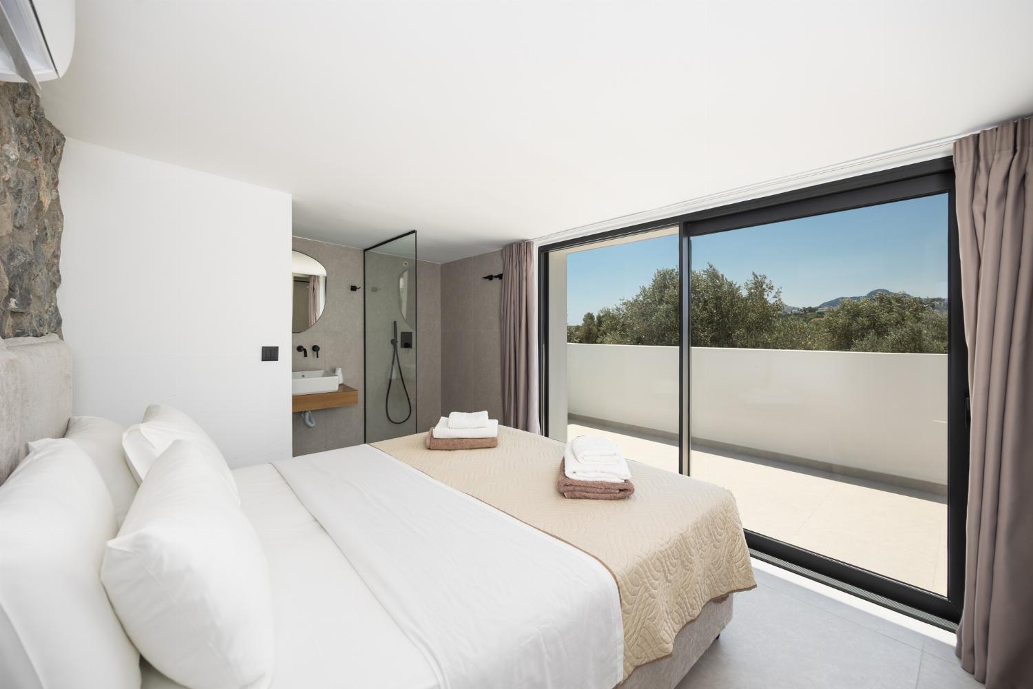 Double bedroom with en suite bathroom and A/C