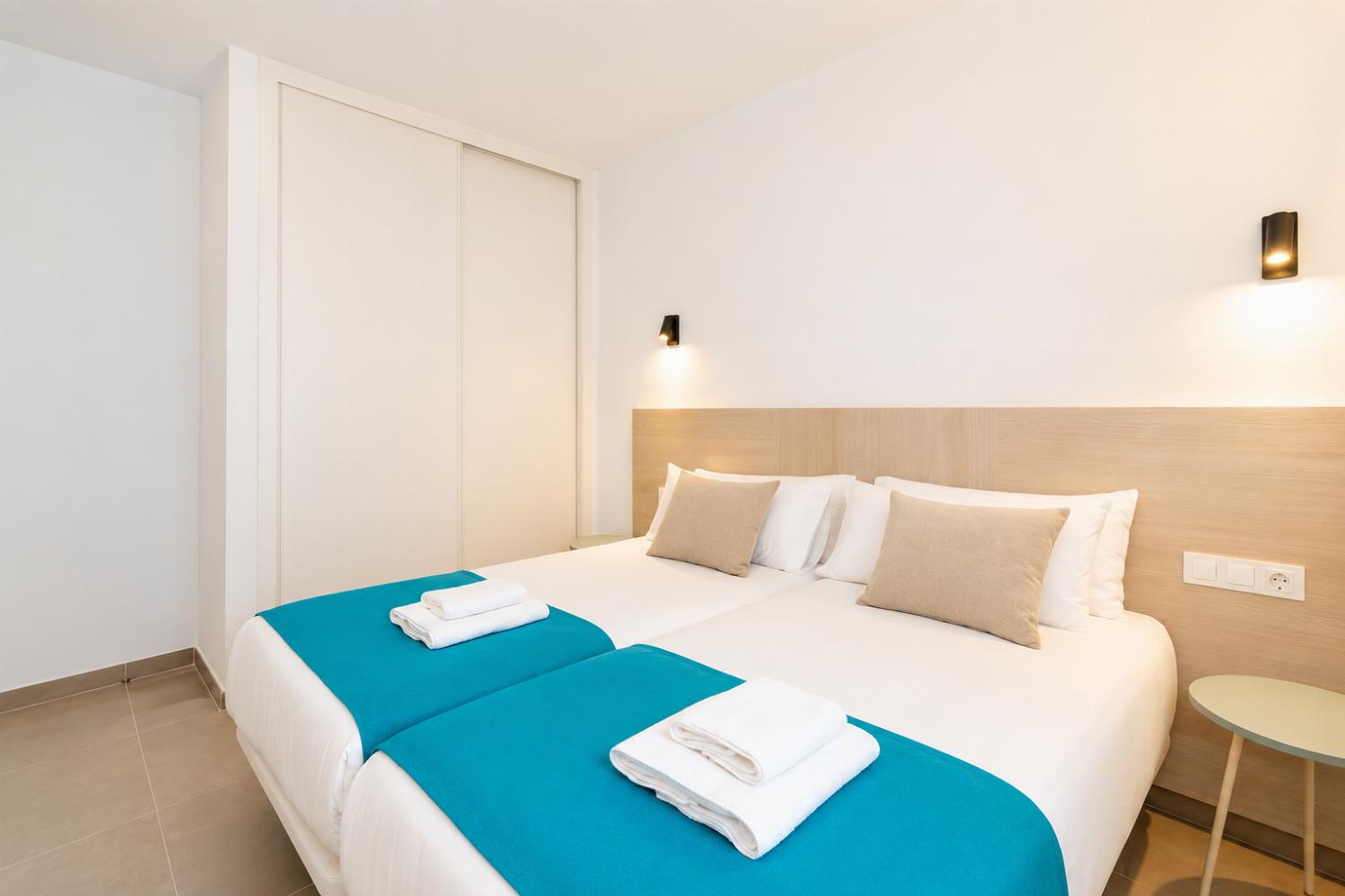 Twin bedroom with A/C
