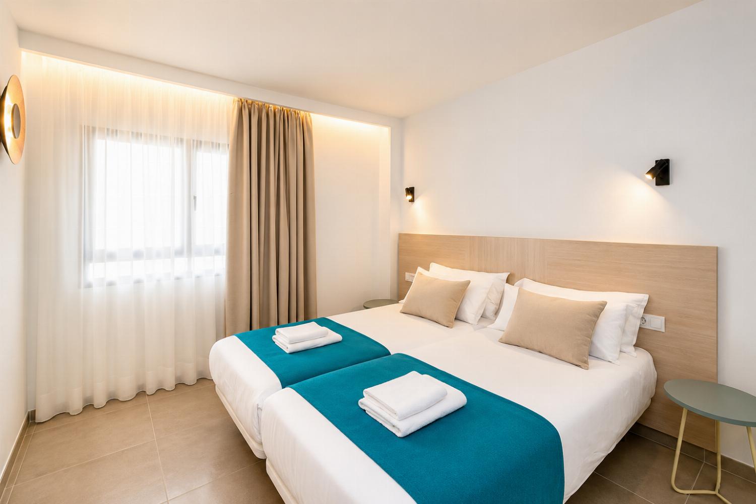 Twin bedroom with A/C