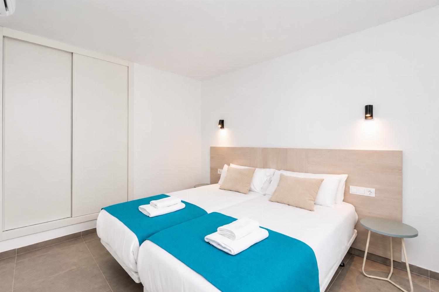 Twin bedroom with A/C
