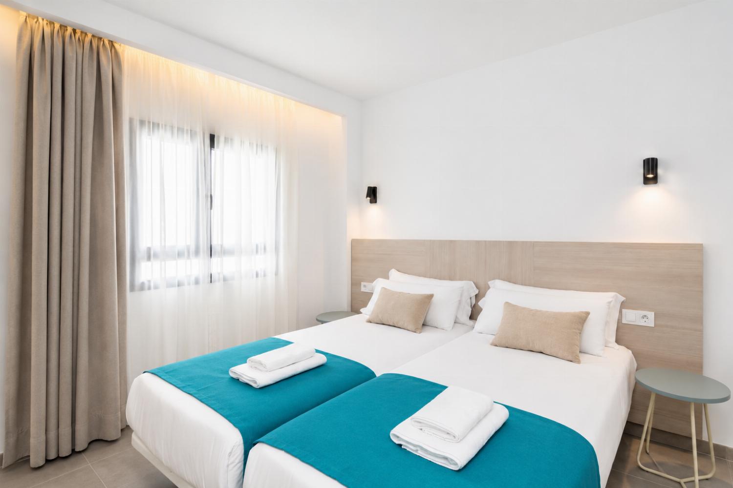Twin bedroom with A/C