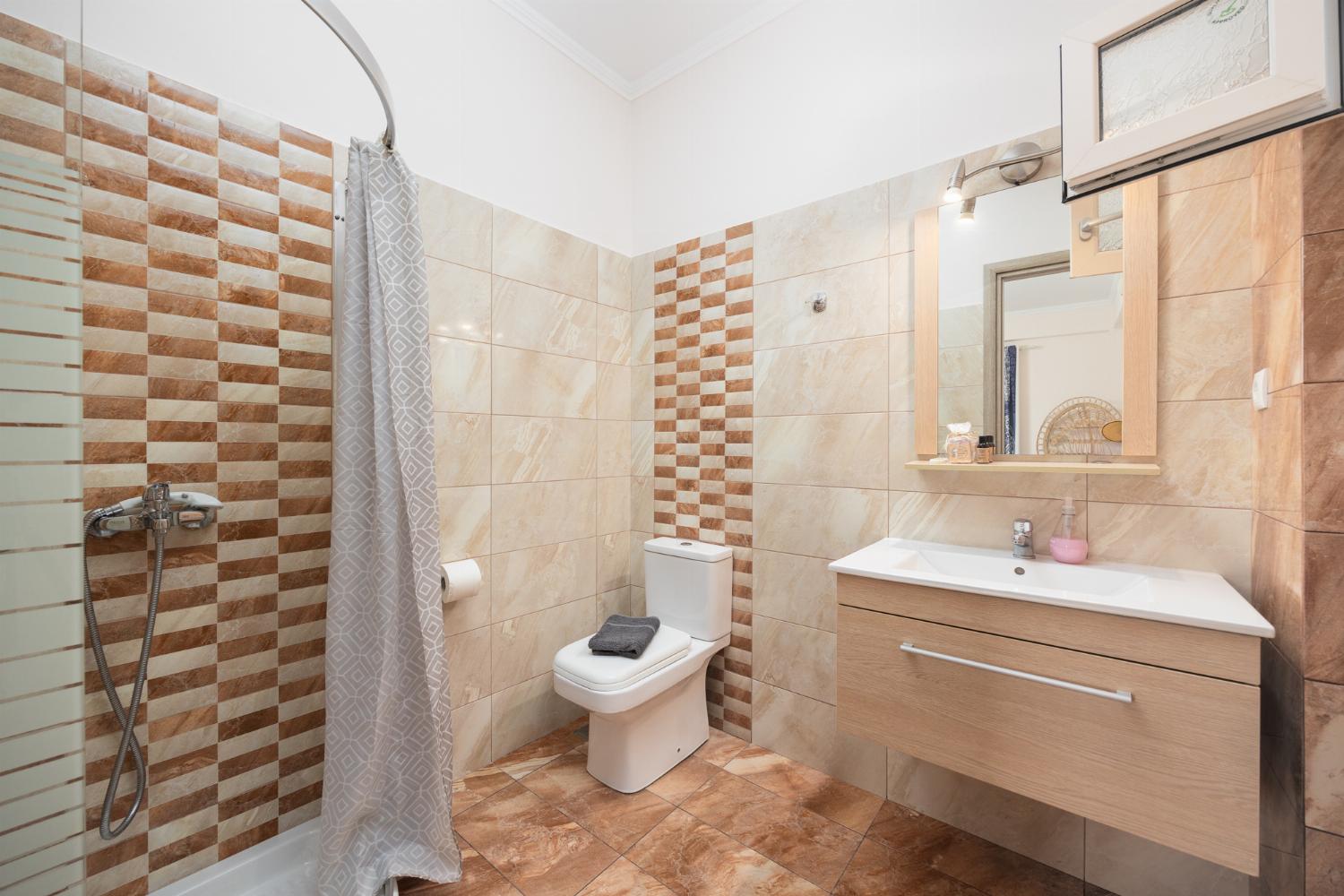 Ground floor: en suite bathroom with shower
