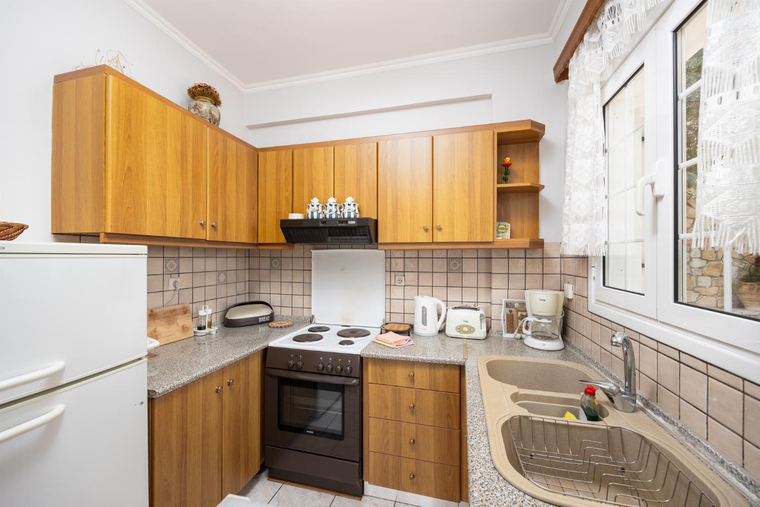 First floor: equipped kitchen