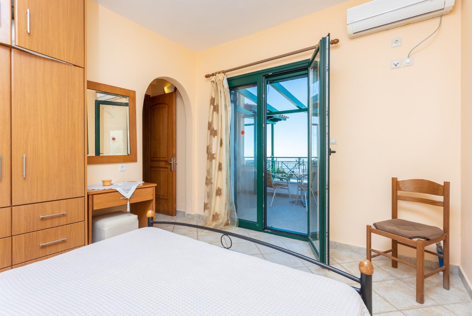 Double bedroom with en suite bathroom, A/C, sea views, and terrace access
