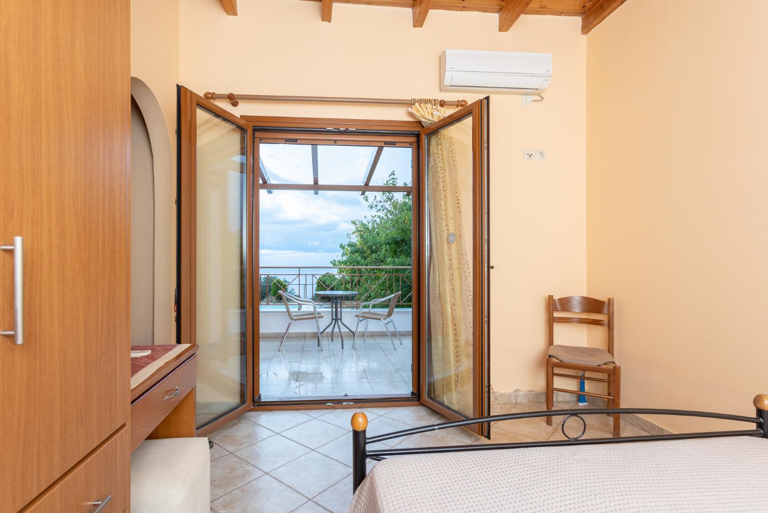 Double bedroom with en suite bathroom, A/C, sea views, and terrace access