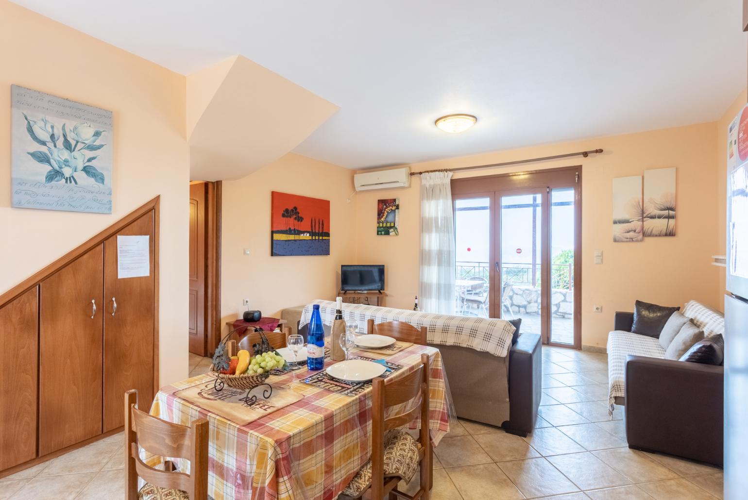 Equipped kitchen with dinning area