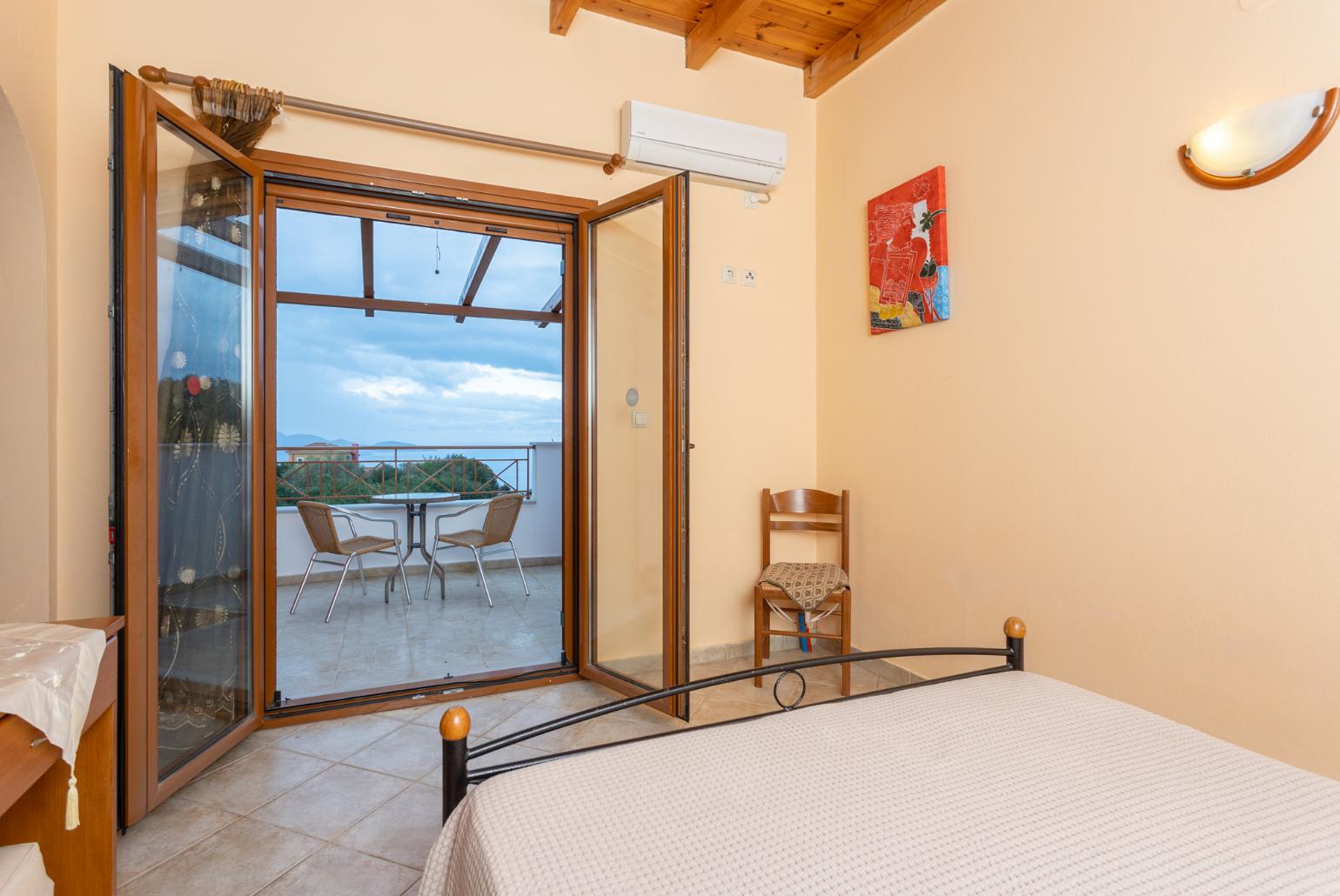 Double bedroom with en suite bathroom, A/C, sea views, and terrace access